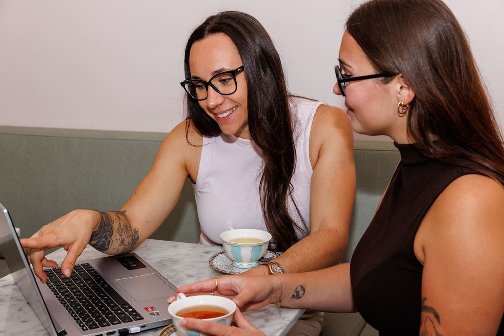 Sarah Granier faisant le point avec une cliente autour d'un ordinateur