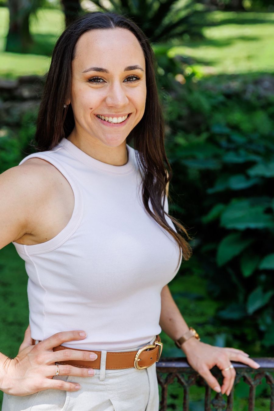 Sarah Granier souriante, debout dans un parc